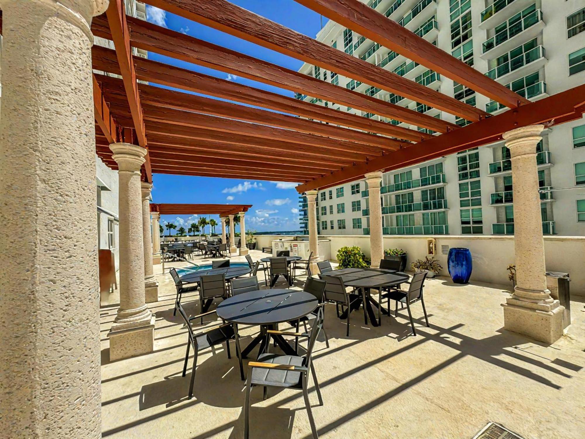 Elegant Centric Vibrant Pool Jacuzzi Free Parking Apartment Miami Exterior photo