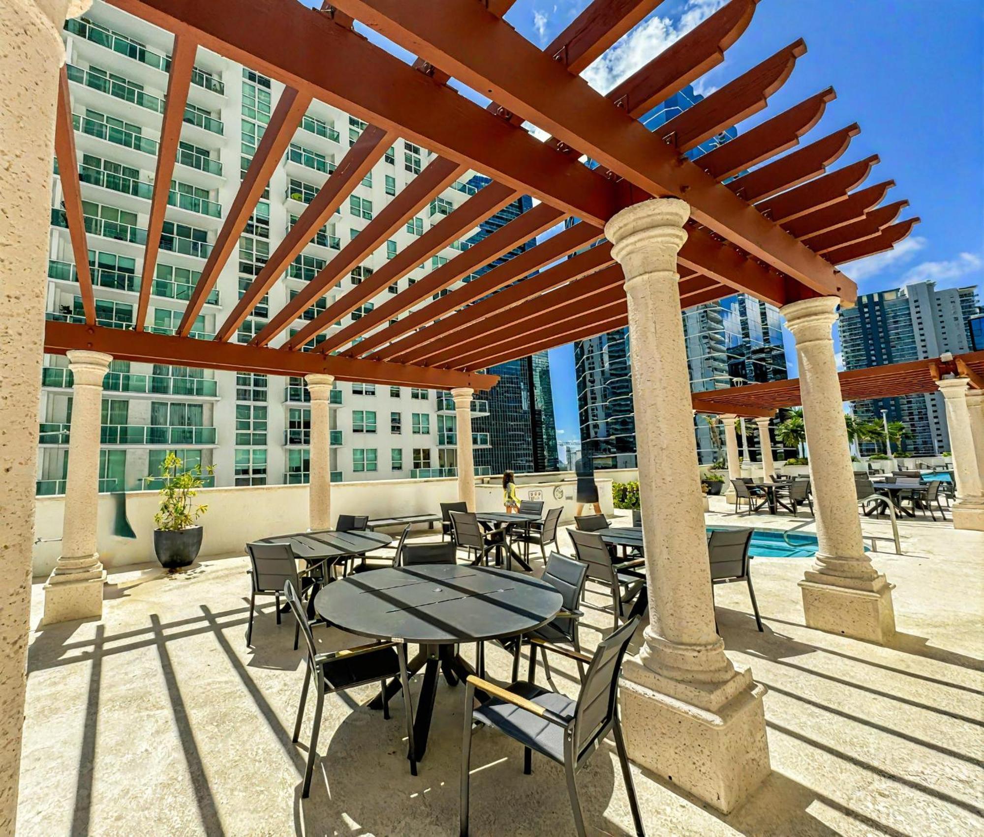 Elegant Centric Vibrant Pool Jacuzzi Free Parking Apartment Miami Exterior photo