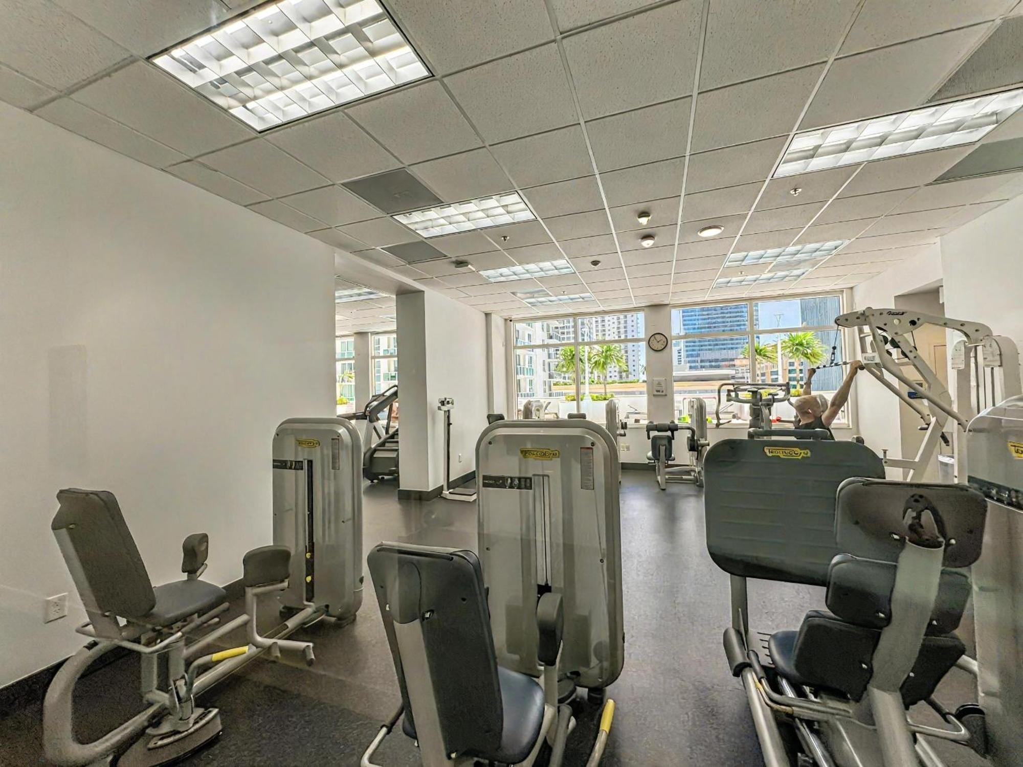 Elegant Centric Vibrant Pool Jacuzzi Free Parking Apartment Miami Exterior photo