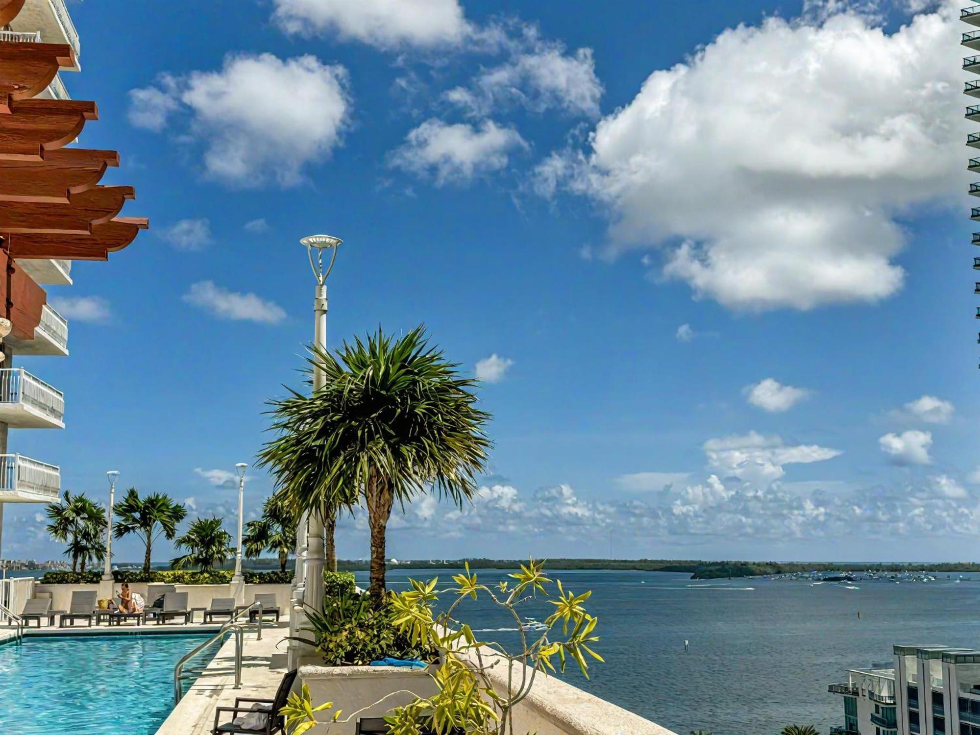 Elegant Centric Vibrant Pool Jacuzzi Free Parking Apartment Miami Exterior photo