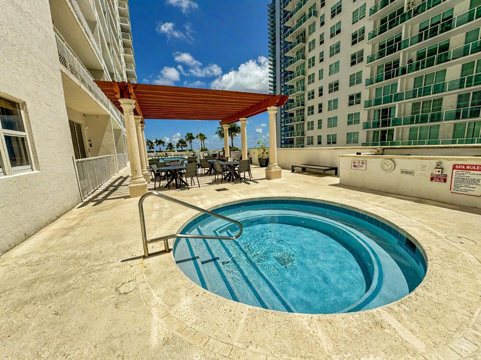 Elegant Centric Vibrant Pool Jacuzzi Free Parking Apartment Miami Exterior photo